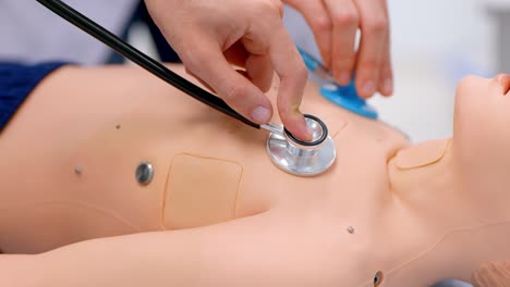 Students-practice-examining-a-patient-on-a-medical-doll